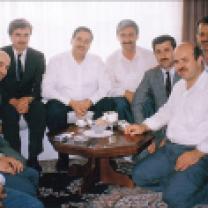 Yıl 1987... Büro açılışı için gittiği Tokat’ta arkadaşlarla sohbette...