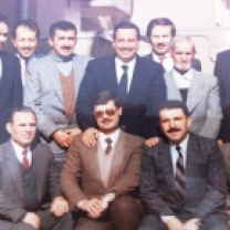 NEVŞEHİR'DEN UNUTULMAZ BİR HATIRA Enver Ağabey'in 1989 yılında, Nevşehir'i teşriflerinden unutulmaz bir hatıra. Ayaktakiler: merhum Yalçın Özer (solda), Enver Yazıcı, Enver Ağabey ve Murat Yeşil. Oturanlar: Gazanfer Ağabey ile Türkiye gazetesi Nevşehir Temsilcisi Aydın Ellialtı ve diğer arkadaşlar. (Aydın Ellialtı)